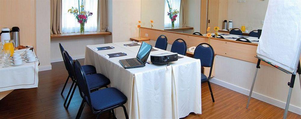 Hotel Aeroparque Inn & Suites Буенос Айрес Екстериор снимка