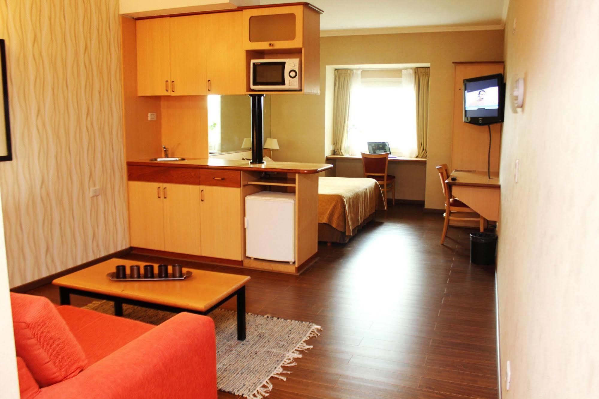 Hotel Aeroparque Inn & Suites Буенос Айрес Екстериор снимка